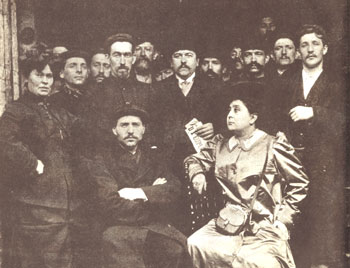 1906  Courrires: Le comit de grve pose devant l'entre de la mine. Au centre (assis) Benot Broutchoux. 